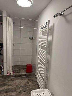 Begehbare Dusche mit Handtuchhalter