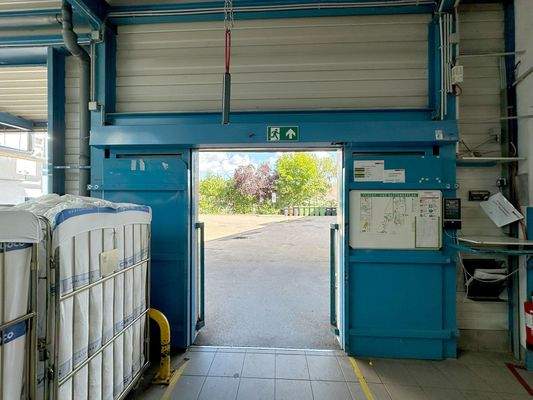 Ausgang zum Hinterhof mit großen Toren