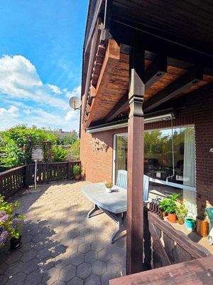 teilüberdachte Terrasse mit Marquise
