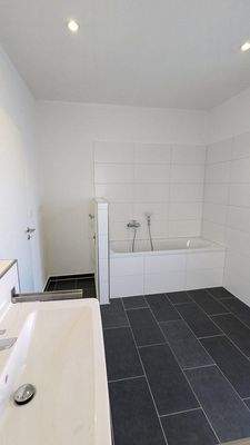 Bad mit Wanne und Dusche