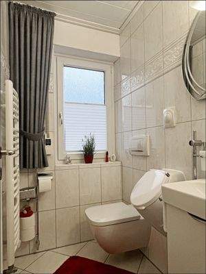 Hell gefliestes Tageslicht-Gäste-WC