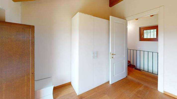 MT-001-267-Villa-singola-vista-lago-Bedroom 2.jpg