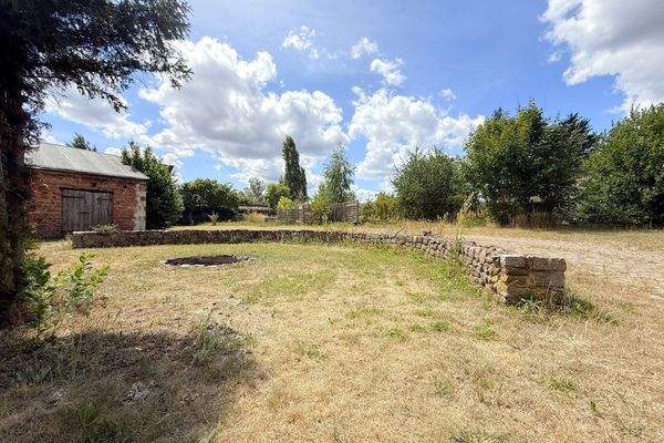 gepflegter Garten mit Feuerstelle
