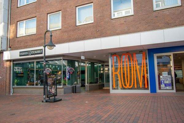 Ansicht zwei Läden Fußgängerzone