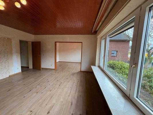 Wohnzimmer mit angrenzendem Essbereich