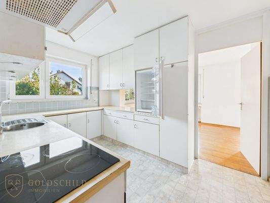 Küche mit Zugang zum Essbereich