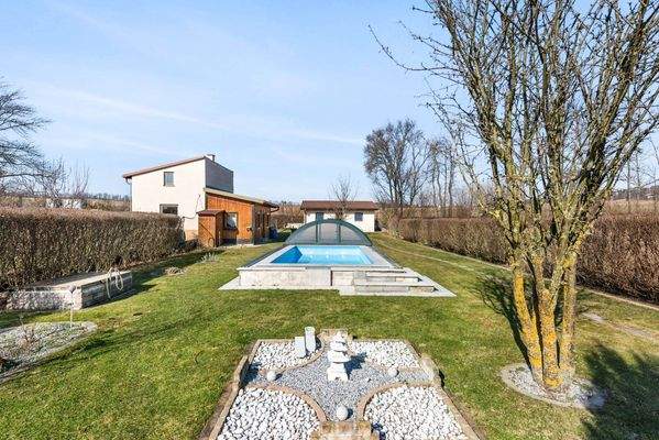 Blick durch den Garten