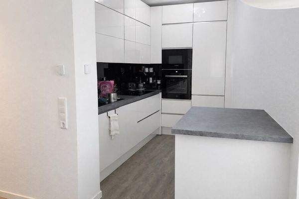 Offene- Küche mit weißer Verkleidung.jpg