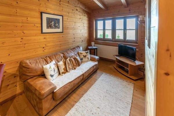 Wohn- und Essbereich kombiniert mit Sofa, TV und Essplatz – ideal für entspannte Abende.