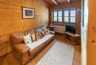 Wohn- und Essbereich kombiniert mit Sofa, TV und Essplatz – ideal für entspannte Abende.