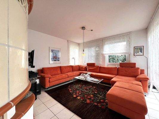 Wohnzimmer mit Kachelofen 