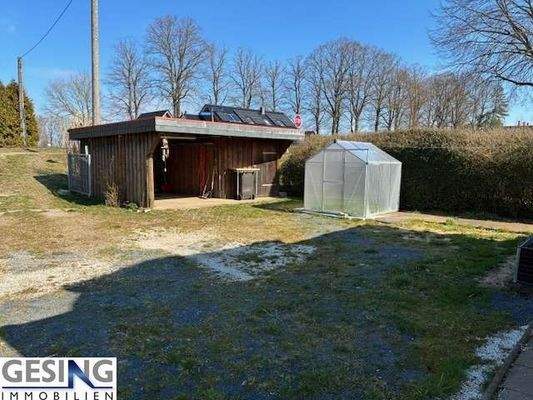 Carport mit Abstellraum und Stellplätze