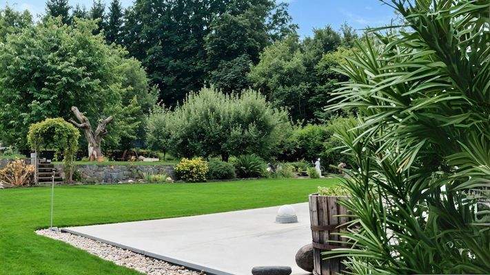 Garten mit Rasen+Sprüh