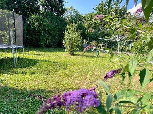 weitläufiger Garten