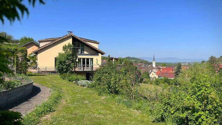 Ausblick vom Garten über Bickensohl in Richtung der Vogesen