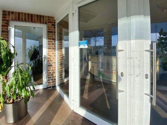 Links: Eingang zum Dachgeschos