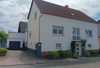 Strassenansicht mit Garage