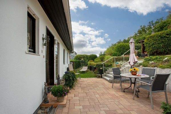 Rückseite des Hauses mit Terrasse