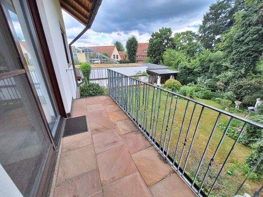Schlafzimmerbalkon mit Aussicht in den Garten