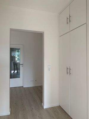 Moderner Flur mit Schrank