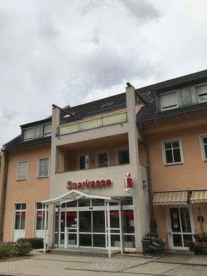 Hausansicht - Balkon über Sparkasse