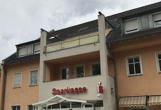 Hausansicht - Balkon über Sparkasse