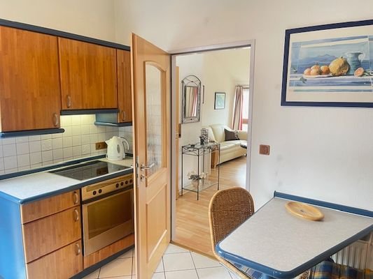 Küche mit Essplatz und Zugang zum Wohnzimmer