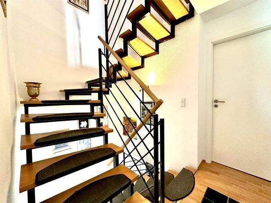 Flur und Treppe zum Spitzbogen