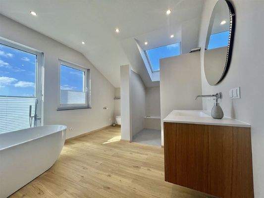 Top-modernes Tageslichtbad mit Wanne und bodenglei