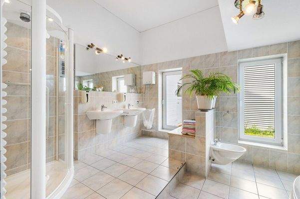 Badezimmer mit Whirlpool und Dusche