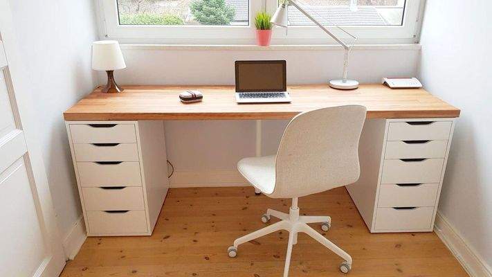 großer Schreibtisch mit ...