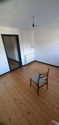 Leeres Zimmer mit Stuhl