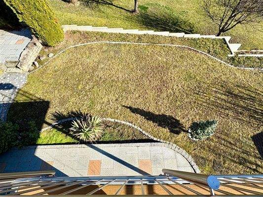 Blick vom Balkon EG in den Garten (2).jpg