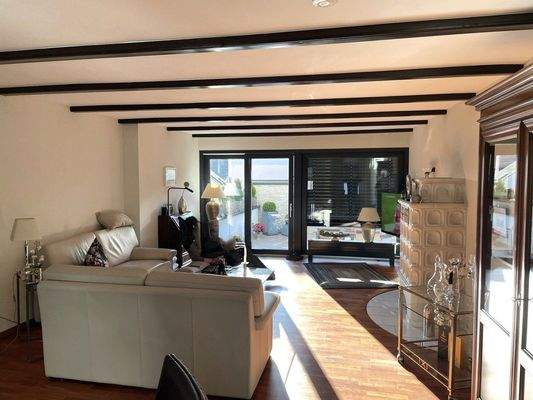 WZ: (eine Fensterhälfte mittels Jalousie geschl.)