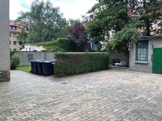 Innenhof + Stellplatz möglich