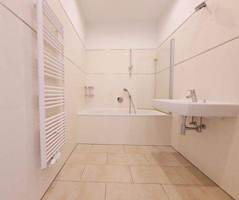 modernes Badezimmer mit Wanne