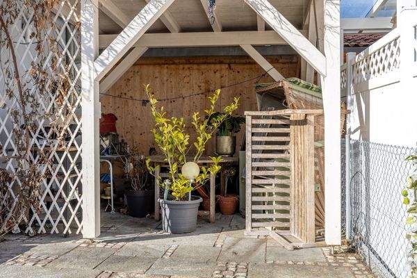 Zauberhafte Maisonette-Gartenwohnung mit XXL-Garage, Carport und eigenem Garten – Baujahr 2007