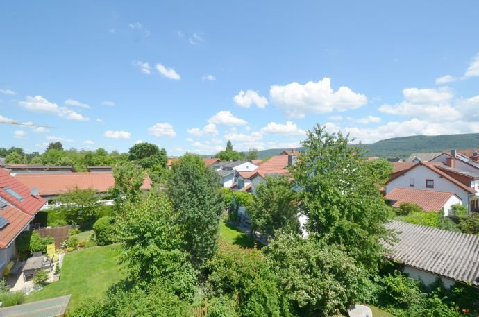 SCHÖNE 3-ZIMMER-EIGENTUMSWOHNUNG MIT BALKON UND PKW-STELLPLATZ