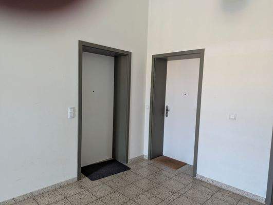 Wohnungseingang linke Tür