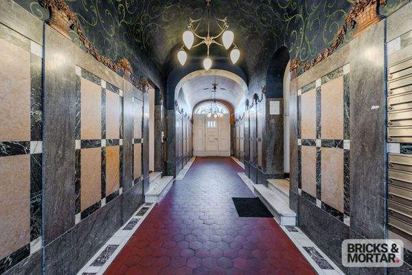 Repräsentativer Eingangsbereich mit Bögen