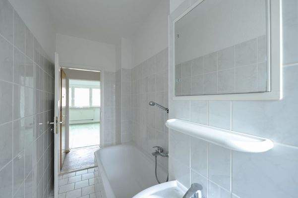 Tageslichtbad mit Wanne