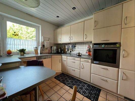 Küche mit Einbauküche