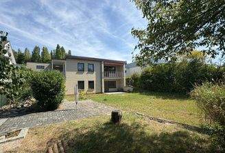 Hausansicht mit Garten