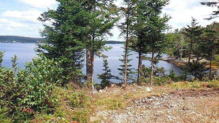 Erhöhte Lage am Wasser