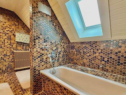 Badezimmer mit Wanne 