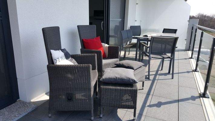 großer Balkon mit Haffblick auf der Sonnenseite.jp