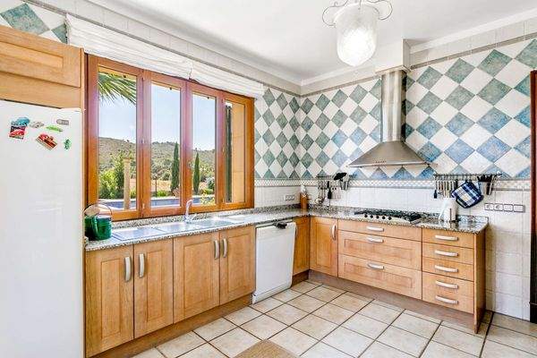 Geräumige Küche mit Blick zum Pool