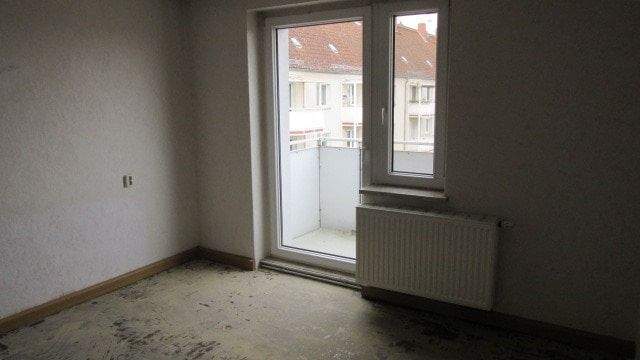 Wohnzimmer mit Balkon