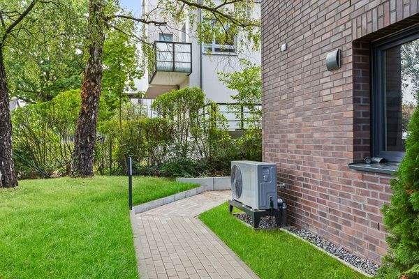 Zugang zum Eingangsbereich der Wohnung und Blick auf das Grundstück mit Sondernutzungsrecht