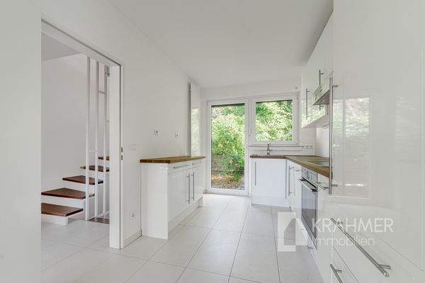 Küche mit Einbauküche